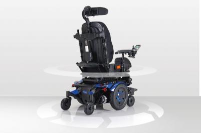 Agile et compact, véritable fauteuil roulant à roues motrices centrales