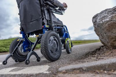 Fauteuil roulant électrique intérieur Invacare Esprit Action - Roulettes anti-bascule